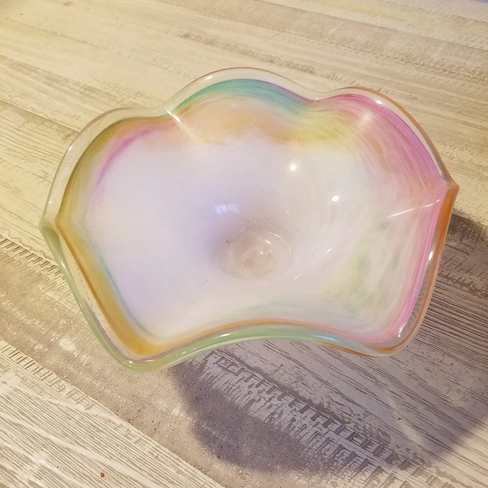 Hand Blown Beautiful vintage glass bowl - Picture 2 of 5